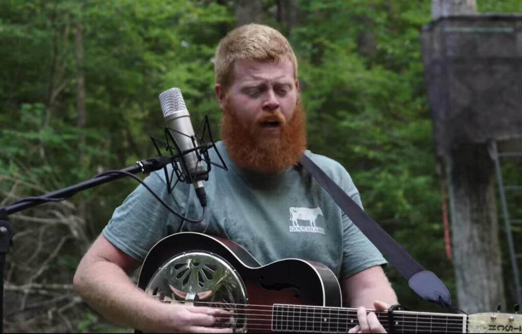 A picture of Anthony Oliver performing his song "Rich Men North of Richmond". The song has inspired a harsh reaction from liberals, illustrating the left's elitism problem.