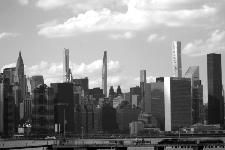 A black and white photo of Manhattan's imposing skyline. Brooklyn VS. Manhattan: which borough is better?